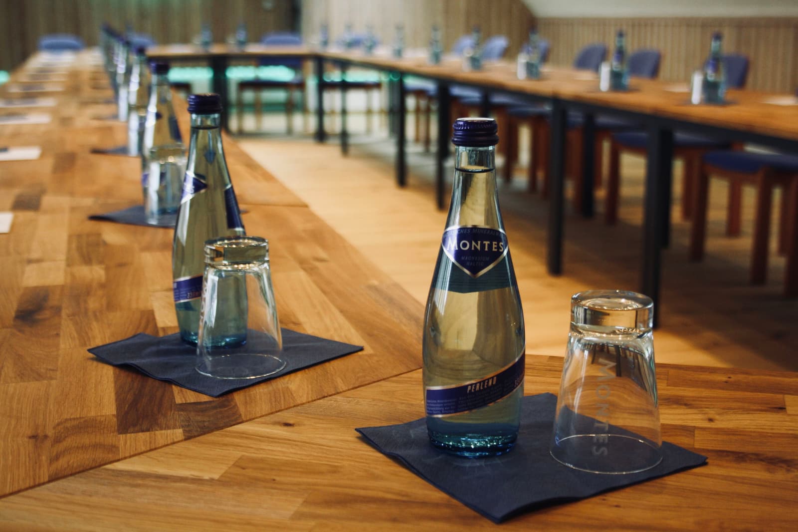 Mineralwasser und Gläser für die Seminarteilnehmer