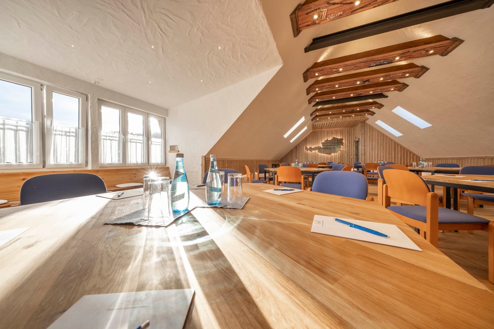 Seminarraum im Steinerhof mit Tageslicht und Holztisch
